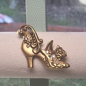 Elegant‎ Gold Floral Brooch
